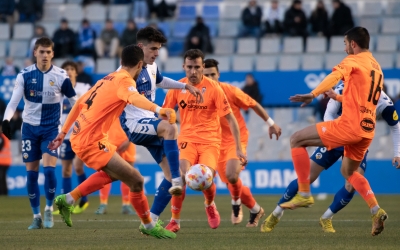 Pau Víctor, envoltat de samarretes taronja de l'Alcoyano | Roger Benet